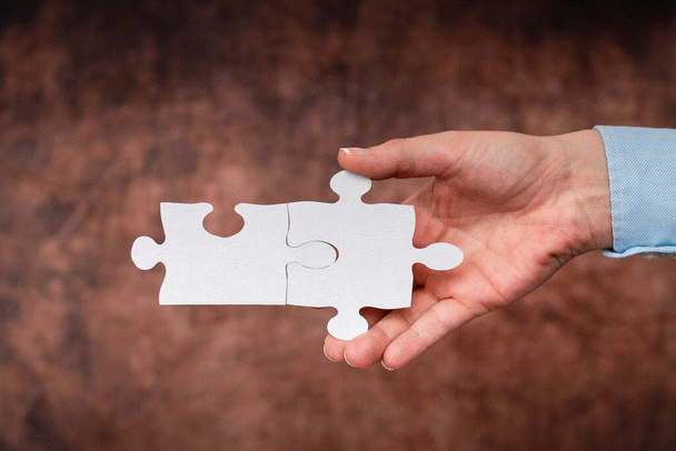 آیا سنگینی فال تاروت واقعیت دارد؟ بررسی تجربیات نی نی سایتی‌ها